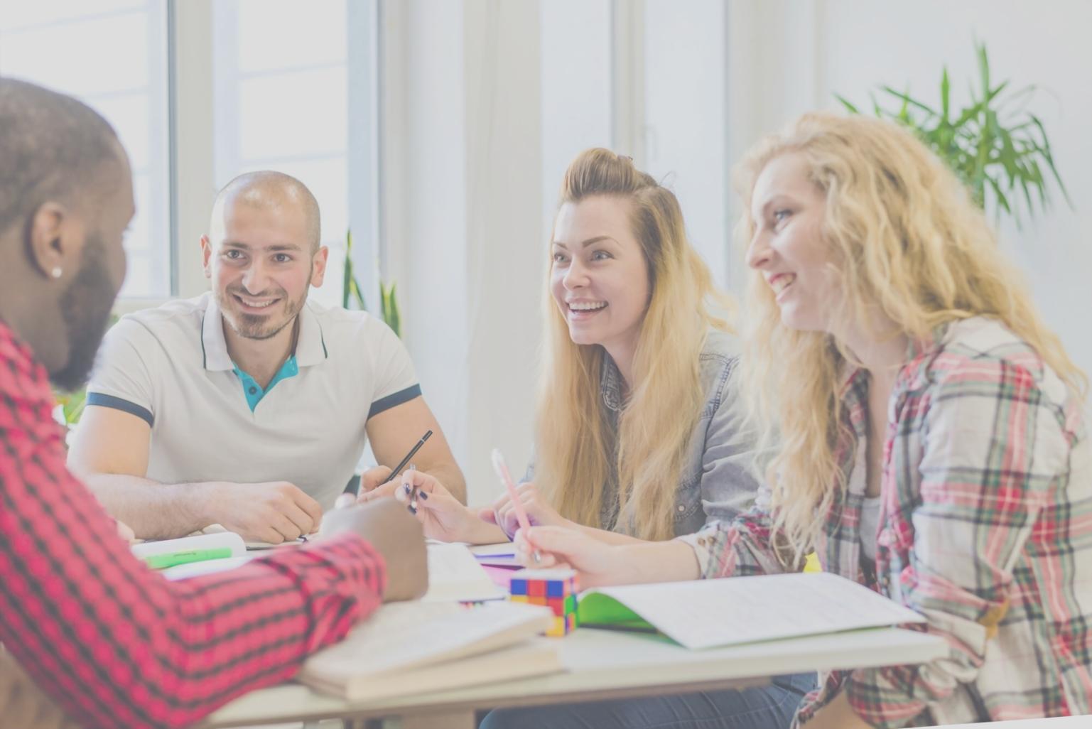 Studenti coravionex collaborando su progetti web